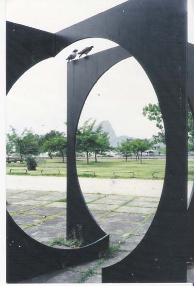 Foto de Milton Lima, premiada com o 1 lugar em 1993, no I Concurso de Fotografias da AMBEP (Aposentados da Petrobrs), com o nome de "Paz na cidade sitiada". 