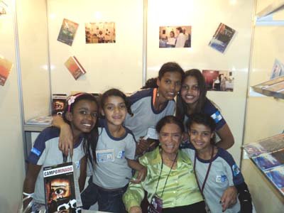 Escolares de Terespolis com a escritora Maria Augusta, foto MXL