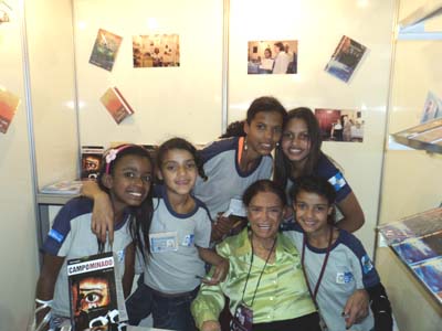Escolares de Teresópolis com a escritora Maria Augusta, foto MXL